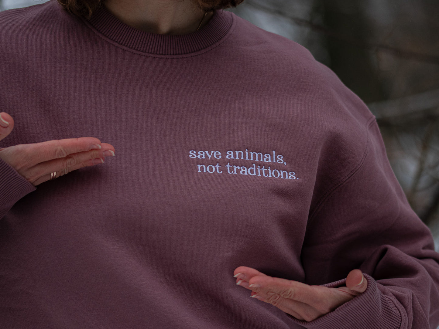 Bestickter Oversized Sweater Save animals not traditions