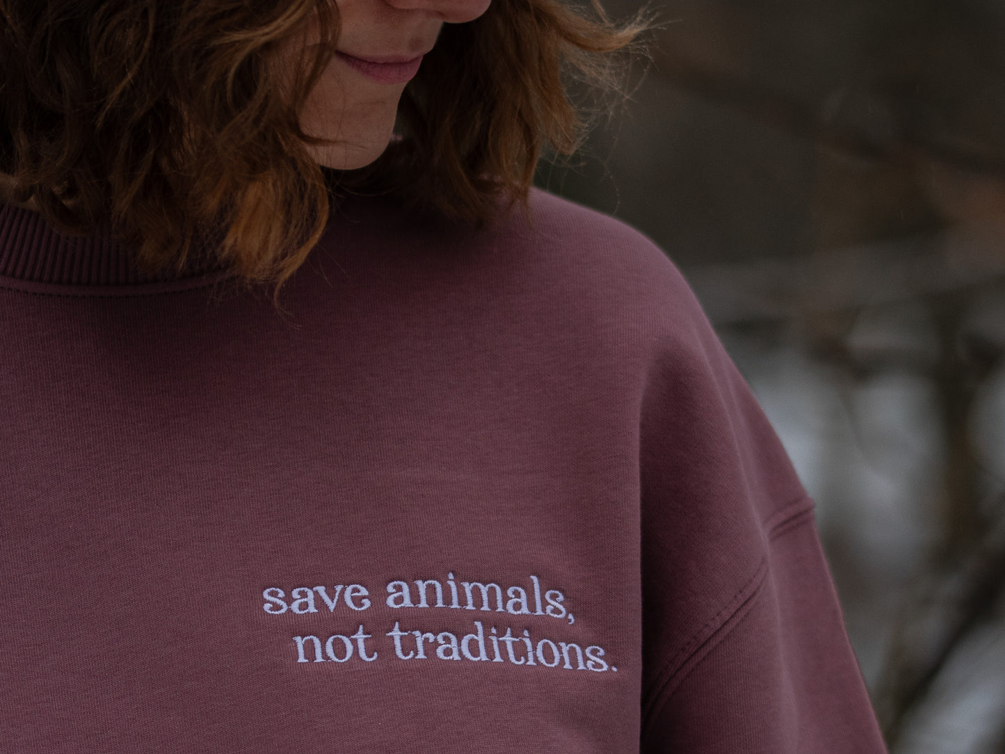 Bestickter Oversized Sweater Save animals not traditions